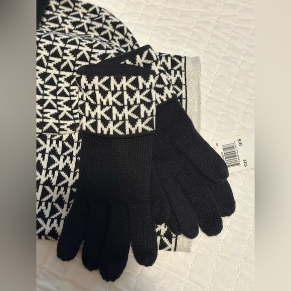 NWT 🏷IN BOX MICHAEL KORS BLACK WHITE 3 PIECE SCARF HAT & GLOVES GIFT 🎁 SET - Picture 4 of 6